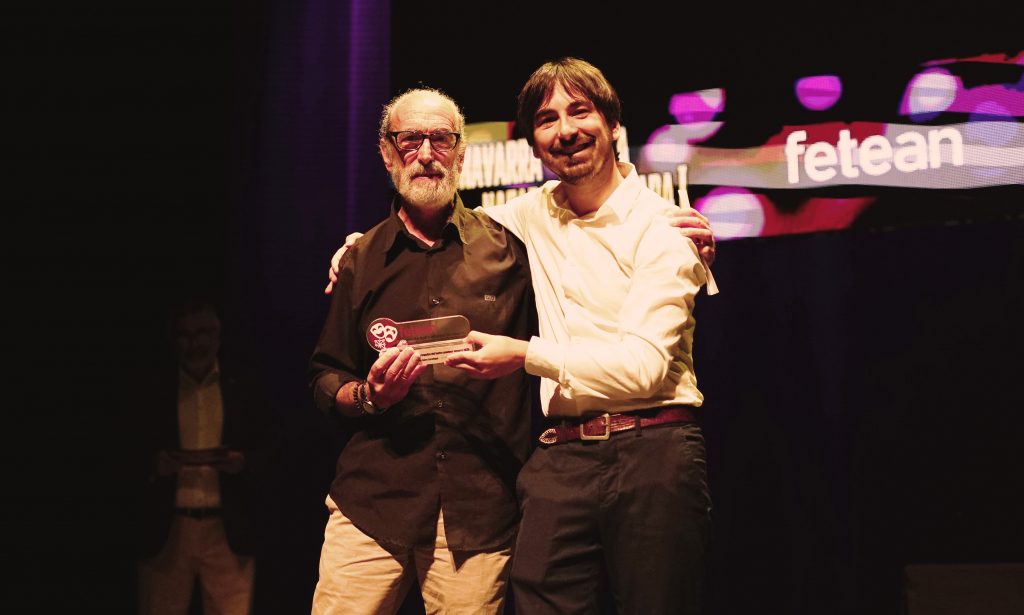 Javier Salvo recibe el Premio «Fede» por su impulso al teatro amateur navarro